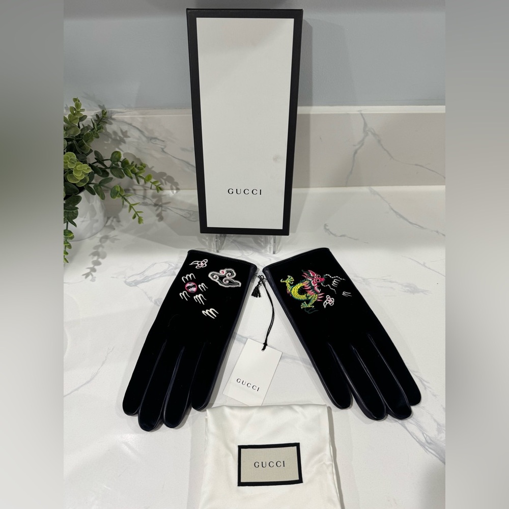 New w/ tags & box & Dust Bag Authentic Gucci Blue Velvet Dragon Gloves